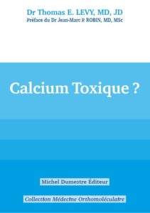 Calcium toxique ? - Révélation des effets toxiques de l’excès de calcium - Au cours des années cinquante, les Américains ont été témoins de la lutte de l’industrie du tabac contre les efforts destinés à démentir leurs allégations prétendant que fumer est une habitude saine. Après avoir perdu la bataille, l’industrie du tabac a ensuite affirmé avec véhémence, pendant des années, « pas vrai » et « vous ne pouvez pas le prouver », contre toute tentative d’établir un lien entre le tabac et le cancer. Défaits une fois de plus, ils ont finalement essayé de convaincre le public qu’ils ignoraient totalement les liens entre le tabac et le cancer du poumon. Cette tentative a finalement échoué elle aussi. Aujourd’hui, nul ne remet en question la véracité des premiers chefs d’accusation contre le tabac, toutefois, combien de personnes ont souffert et sont mortes pendant les nombreuses années où la vérité a été étouffée ? De même, des études scientifiques récentes fournissent désormais des preuves accablantes qui confirment sans équivoque ce que de nombreux praticiens de santé non conventionnels savent et affirment depuis longtemps : la consommation régulière de produits laitiers et de compléments de calcium favorise toutes les maladies dégénératives chroniques connues, et raccourcit considérablement la durée de vie. Tous les médecins et les patients doivent connaître la vérité sur le calcium. La plupart des individus ont déjà trop de calcium dans leurs tissus, et les fanfaronnades incessantes sur les prétendus avantages pour la santé de la supplémentation en calcium et des régimes riches en produits laitiers doivent enfin être exposées comme de simples stratagèmes publicitaires. La vérité sur le calcium doit enfin être révélée.