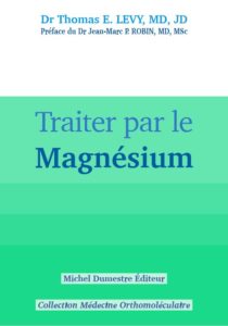 Traiter par le magnésium Une révolution médicale Le travail minutieux de fouille dans chaque pépite de la recherche médicale récente sur le magnésium a révélé une image grandiose que même le visionnaire médical Thomas Levy n’avait pas anticipée. La conclusion est que le magnésium est l’antidote naturel de la cause primaire de toutes les répercussions pathologiques de l’ensemble les maladies et empoisonnements connus chez l’homme. Aussi grandiose que cette affirmation puisse paraître, la preuve est à l’intérieur ! Oui, toutes les bonnes choses que vous avez entendues sur le magnésium sont vraies… mais il y en a tellement plus ! Découvrez non seulement le quoi, mais aussi le pourquoi et le comment dans cet ouvrage définitif sur le magnésium. Si vous êtes un amateur, cela changera la façon dont vous répondrez à vos besoins personnels en matière de santé. Et si vous êtes un praticien de santé, cela vous donnera des outils pour traiter efficacement les pathologies, de la maladie d’Alzheimer au virus Zika. Traiter par le Magnésium contient suffisamment de documentation pour passer un examen médical pour le chercheur inconditionnel. Il est pourtant suffisamment clair pour que tout étudiant intéressé puisse apprécier les concepts et les applications du magnésium.